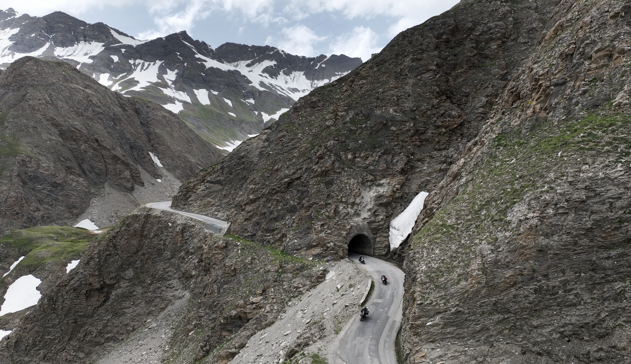 Der obere Teil der Südrampe des Col de l'Iseran führt kurvenreich entlang eines Steilhangs – Strecke ohne Randbefestigung