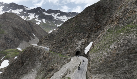 Der obere Teil der Südrampe des Col de l'Iseran führt kurvenreich entlang eines Steilhangs – Strecke ohne Randbefestigung