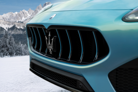 Der neue Maserati Grecale Cristallo feiert sein Debüt am historischen Standort der Marke.