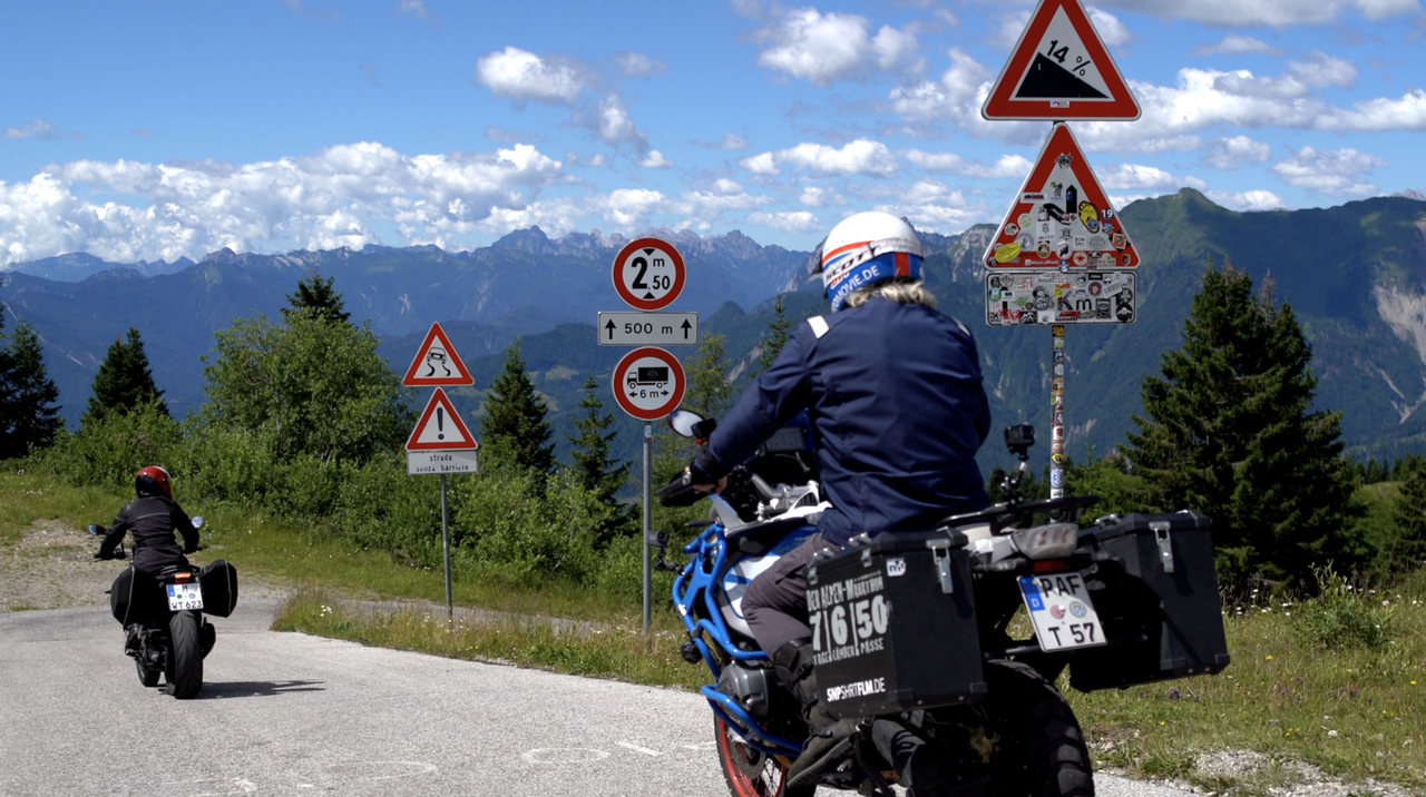 Monte Zoncolan, Passhöhe: Man kann nicht behaupten, zu wenig Informationen über den Streckenzustand der Westrampe gesehen zu haben.
