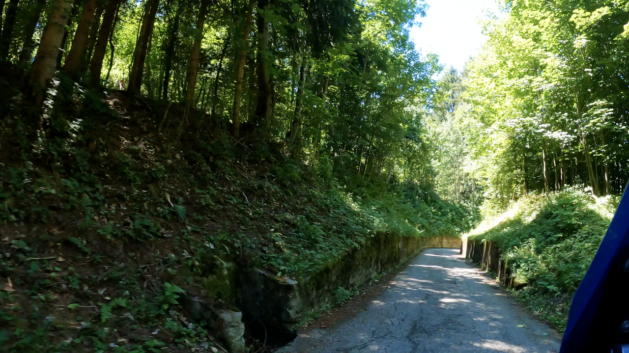 Die Westrampe des Monte Zoncolan weist immer wieder enge und auch steile Passagen auf.