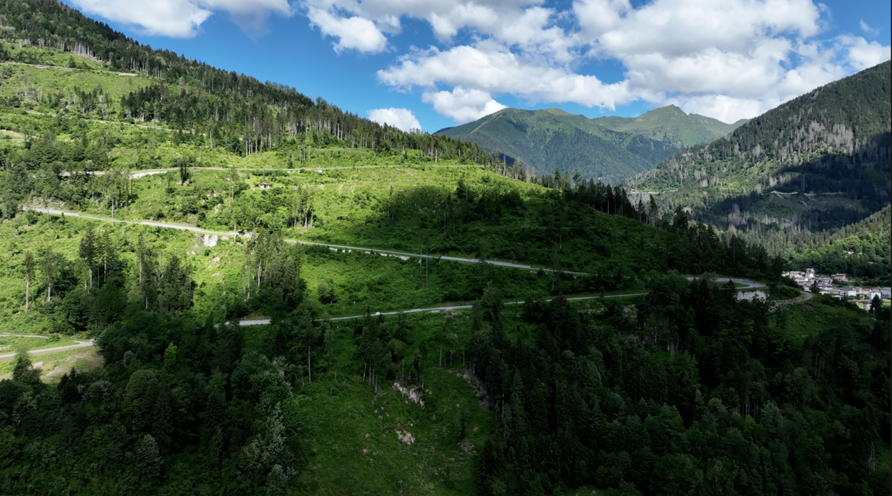 Monte Zoncolan, Ostrampe: Ab Sutrio beginnt eine gut asphaltierte und breite Auffahrt Richtung Monte Zoncolan – sie endet am Parkplatz der Bergstation. Danach wird es schmal und kurvig.