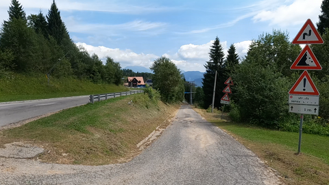 Kurz oberhalb des Parkplatzes auf der Ostrampe, mündet die Straße der alten Ostrampe – schmal, schlecht asphaltiert und kurvig.