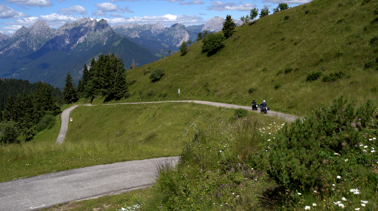 Abfahrt mit Traumaussicht – die Westrampe unterhalb der Passhöhe.