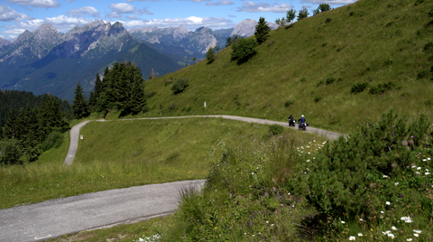 Abfahrt mit Traumaussicht – die Westrampe unterhalb der Passhöhe.