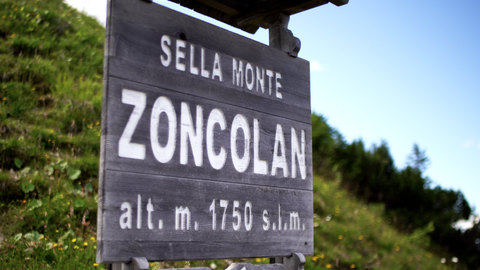 Das Passchild des Monte Zoncolan – es muss nicht immer Blech sein. Übrigens: Die Passhöhe bietet neben Parkplatz auch ein Rifugio.