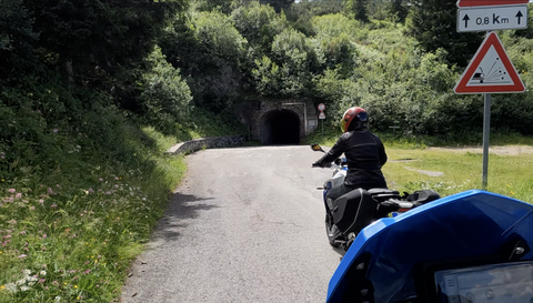 Nur auf der Westrampe gibt es Tunnel – schmal, schlecht beleuchtet und maximal 2, 5 Meter hoch.