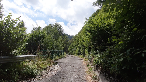 Der Straßenbelag der alten Ostrampe des Monte Zoncolan ist in schlechtem Zustand, führt gelegentlich zu Sperrungen.