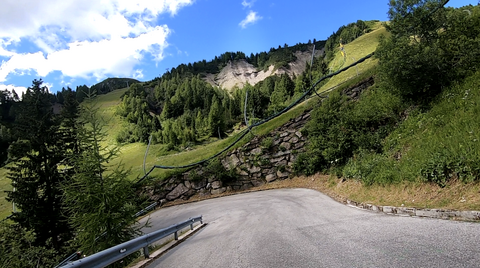 Ab der Bergstation des Skiressorts des Monte Zoncolan wird die Straße schmal, eng und teilweise steil.