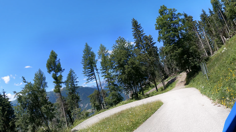 Monte Zoncolan, Westrampe – 30 Kurven liegen zwischen Passhöhe und Talort Ovaro.