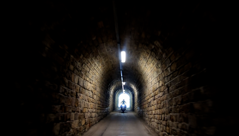 Monte Zoncolan, Westrampe – einer von drei schmalen, engen und schlecht beleuchteten Tunneln.