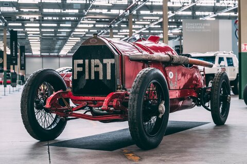 DREI RENNWAGEN AUS DER „STELLANTIS HERITAGE“-SAMMLUNG STEHEN IM MITTELPUNKT DES RACING MEETINGS 2026.