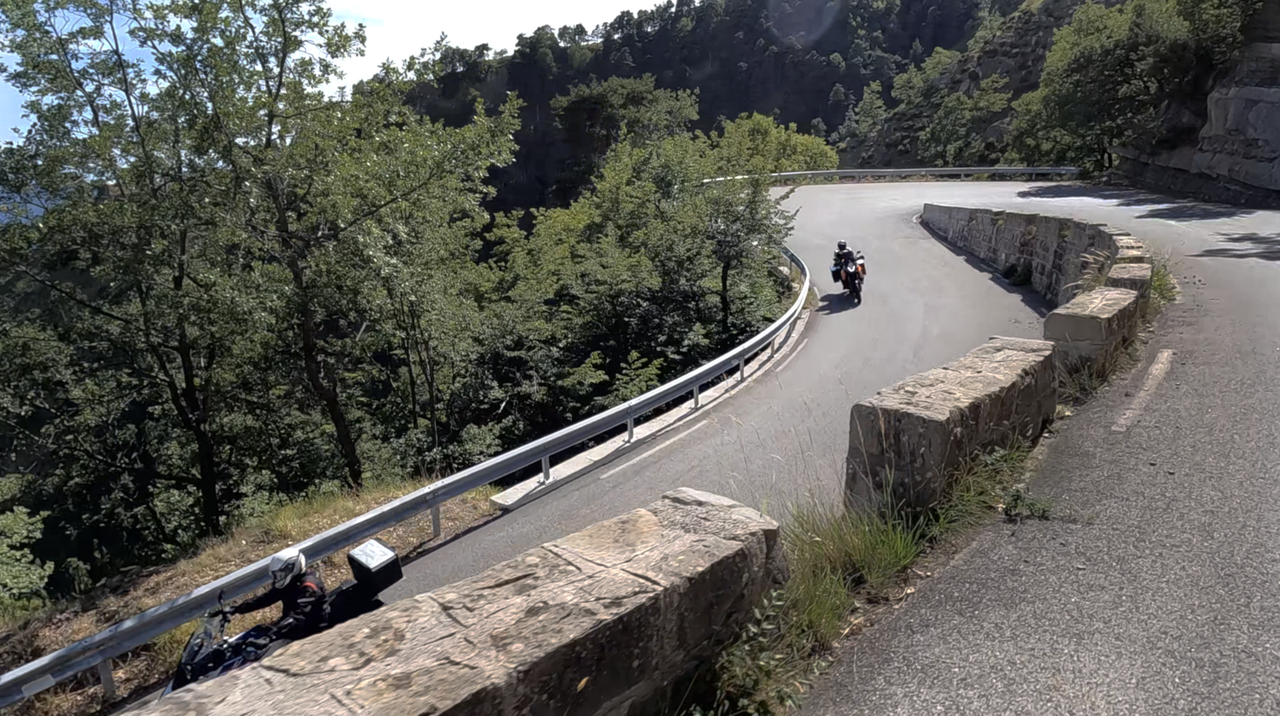 Die Kehren der Südrampe des Col de Turini sind extrem eng, teilweise fast übereinander, gebaut – fantastisch zu fahren.