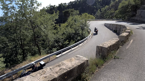 Die Kehren der Südrampe des Col de Turini sind extrem eng, teilweise fast übereinander, gebaut – fantastisch zu fahren.