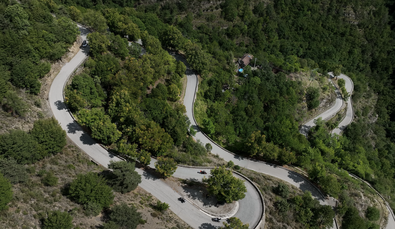 Die Nordrampe des Col de Turini, ab Lantosque, mit etwa 40 Kurven und Kehren.