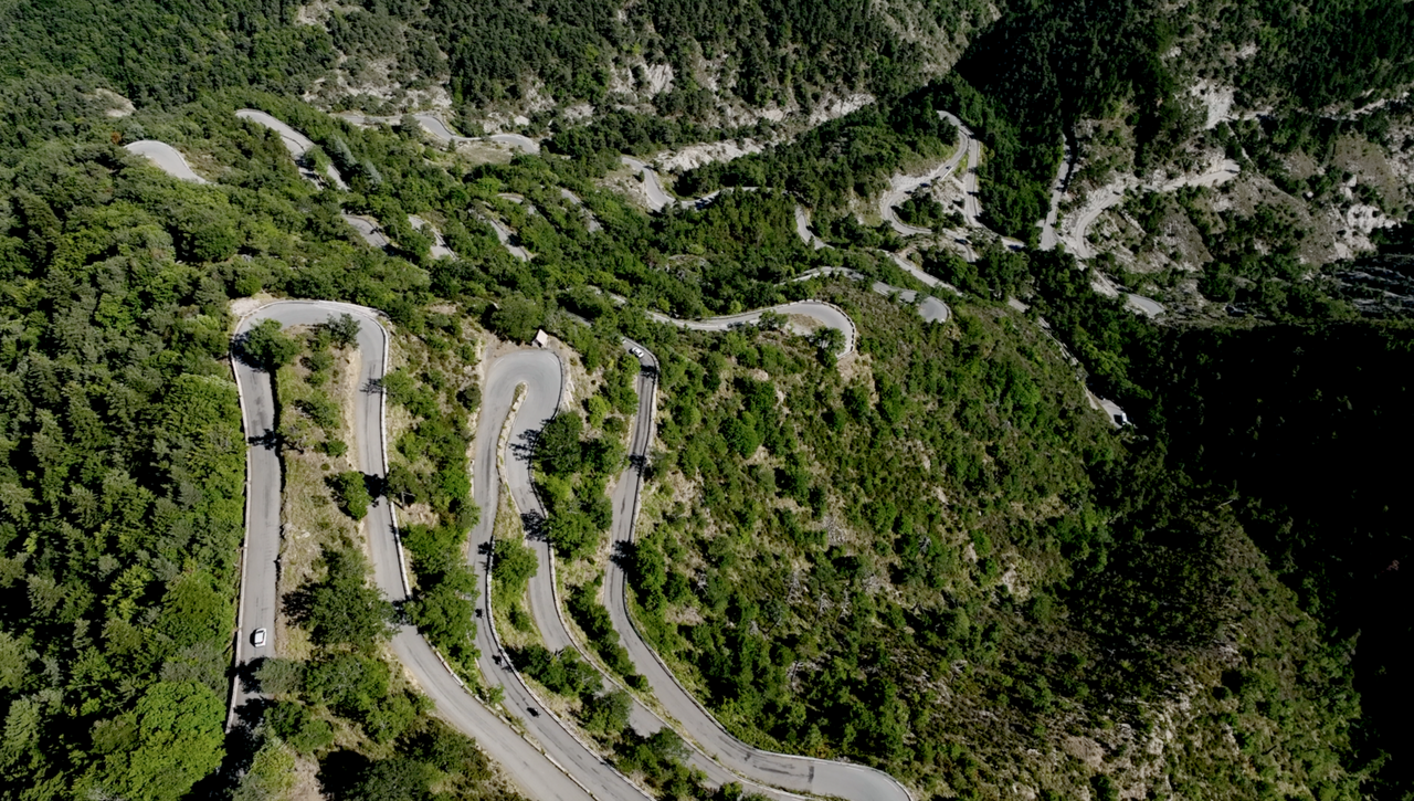 Südrampe des Col de Turini Richtung Sospel oder Lucéram – erst unterhalb dieser Serpentinen teil sich die Strecke auf.