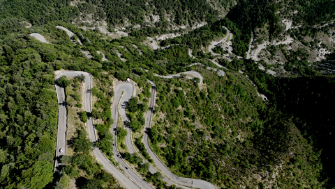 Südrampe des Col de Turini Richtung Sospel oder Lucéram – erst unterhalb dieser Serpentinen teil sich die Strecke auf.