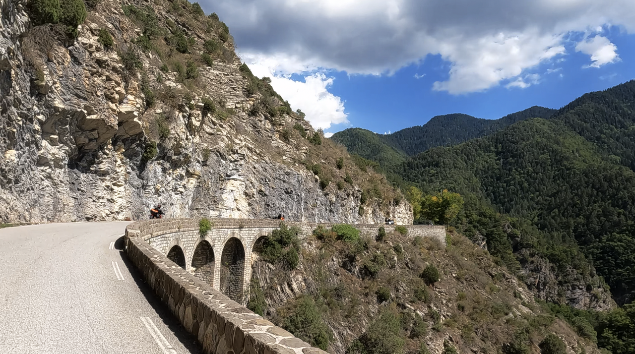 Col de Turini, Nordrampe: Malerisch wie die Straße mit den Steinmauern und Brückenpfeilern in die Landschaft eingebunden ist.