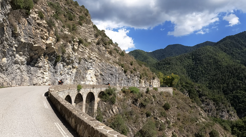 Col de Turini, Nordrampe: Malerisch wie die Straße mit den Steinmauern und Brückenpfeilern in die Landschaft eingebunden ist.
