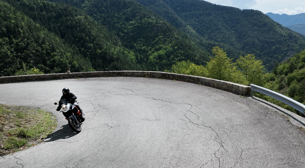 Blick hinunter ins Tal der Vésubie, Richtung Lantosque (Nordrampe).