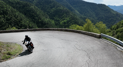 Blick hinunter ins Tal der Vésubie, Richtung Lantosque (Nordrampe).