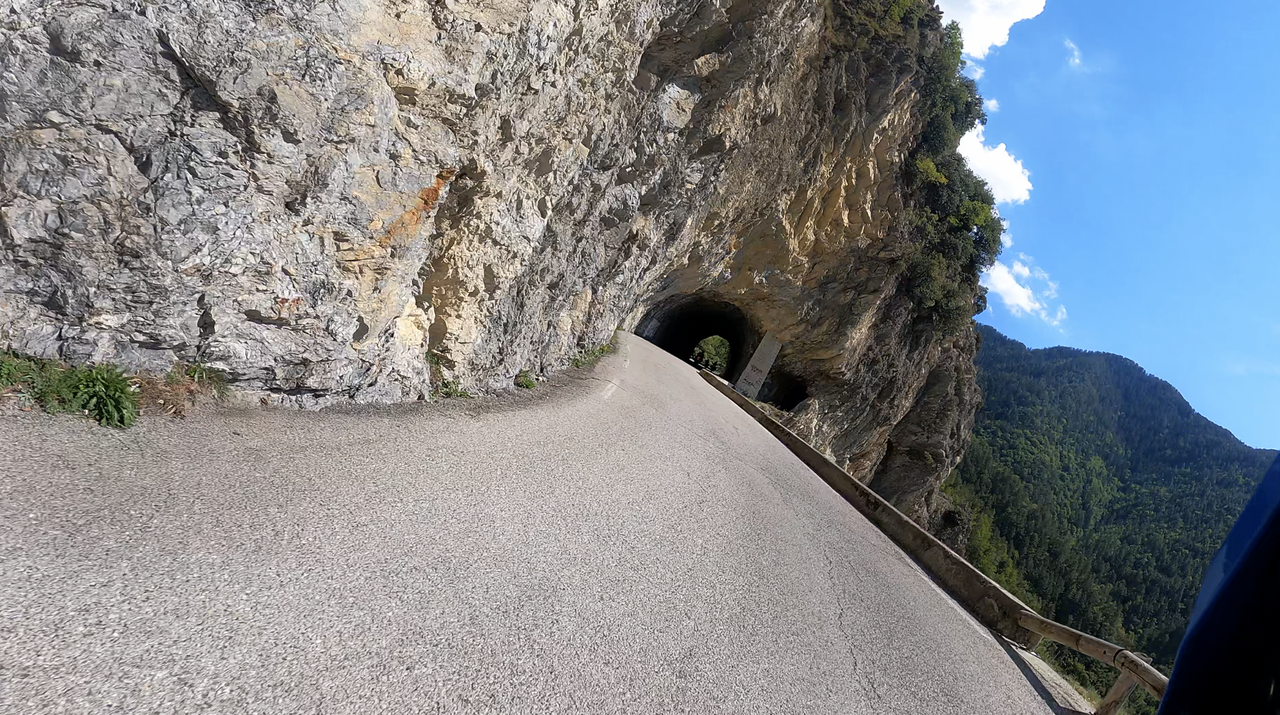 Die Nordrampe des Col de Turini – eine abwechslungsreiche Strecke mit Kurven, Kehren und Tunnel.