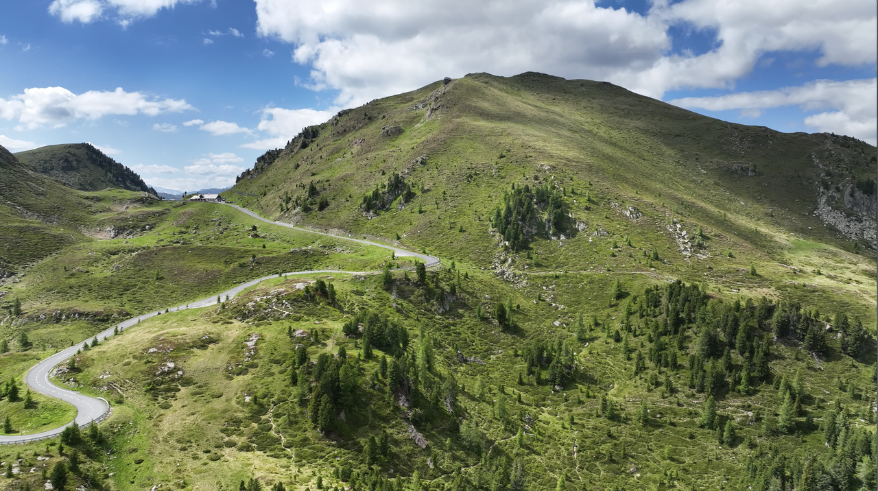 Die Nockalm-Hochalpenstraße – eines der vielen Motorradtouren-Highlights in den Alpen rund um Villach.