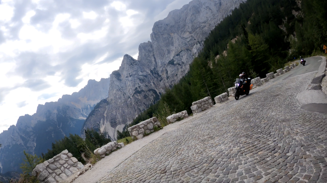 Legendär: der Vrsic-Pass mit seinen Kurven aus Kopfsteinpflaster – nur 30 Kilometer vom "Haus Panorama" entfernt.