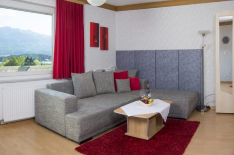 Harry Pucher's "Haus Panorama" bietet unterschiedlich große Appartements für bis zu 7 Personen – Blick auf den Faakersee und Kärntens höchsten Berg, den Mittagskogel.