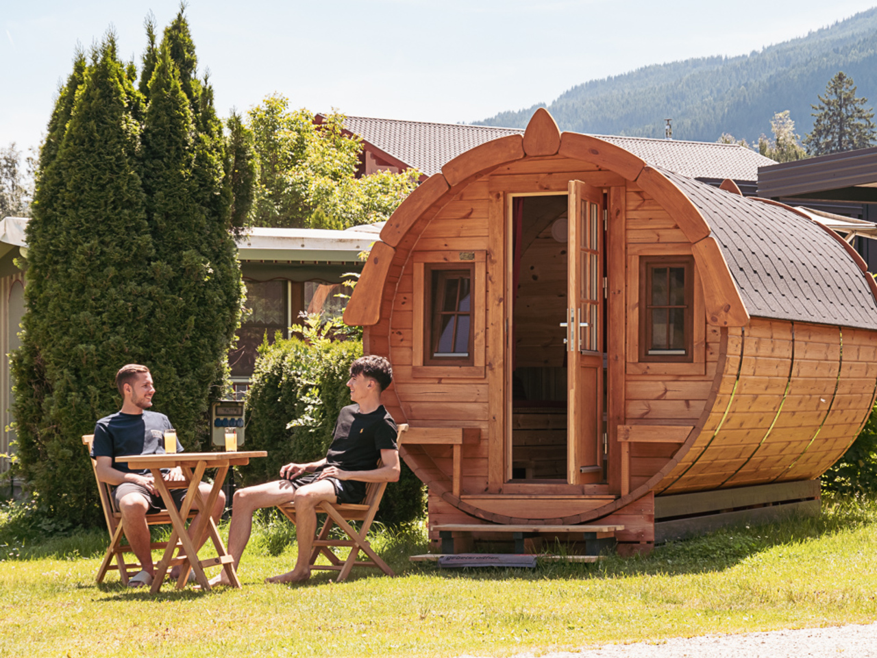 Unsere puristischste Unterkunft in Tonnenform und 100% Holz ist schlicht eingerichtet. Zwei ausziehbare Sitzbänke, ein kleiner Tisch und ein großes kuscheliges Doppelbett finden Sie im Inneren.