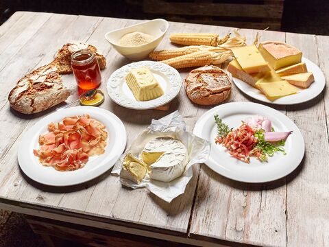 Unser großzügiges und gemütliches Restaurant bietet Ihnen regionale Küche, die aus frischen und hochwertigen Zutaten zubereitet wird. Genießen Sie fangfrischen Fisch oder regionale Kärntner Köstlichkeiten auf unserer Seeterrasse oder in der neu errichteten Bikerlounge in sonniger Lage.
