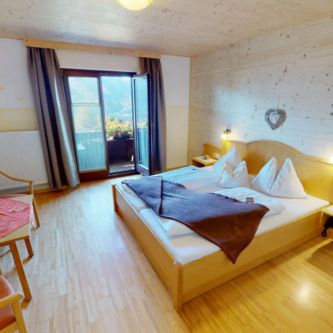 Unsere Hotelzimmer sind ideal für Ihren Aufenthalt ausgestattet! Treten Sie auf den Balkon, atmen Sie die frische Bergluft ein und genießen Sie ruhige und angenehme Nächte während Ihres Urlaubs in Kärnten, Nassfeld.