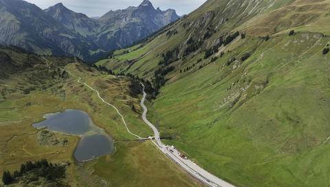 Der Hochtannbergpass mit Blick Richtung Westen – im Hintergrund: der Kalbelsee.