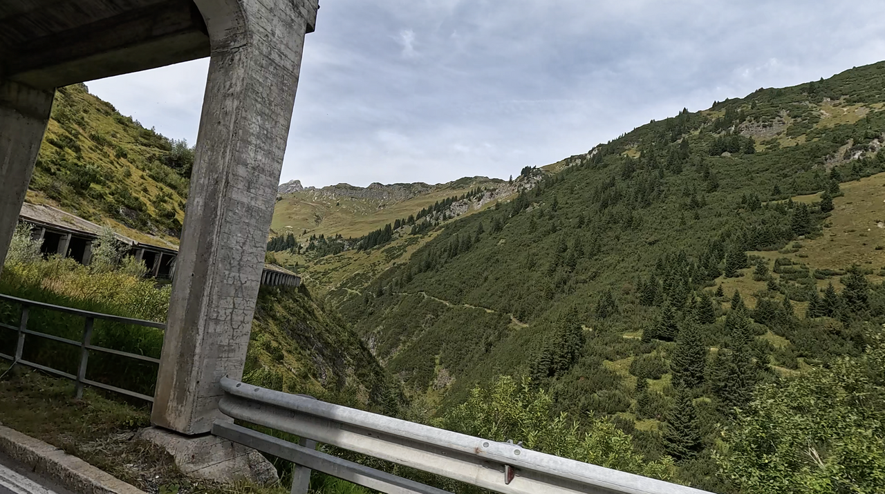 Hochtannbergpass: der markanteste Punkt der Ostrampe ist die lange Galerie Richtung Passhöhe.