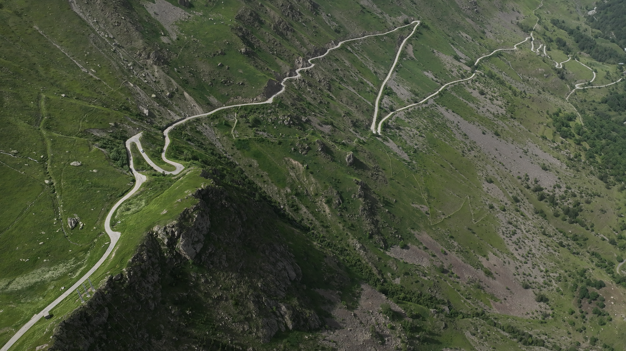 Col des Sarenne, 1999 Meter hoch, Ostrampe – in einigen engen und schmalen Kurven windet sich die Straße nach oben.