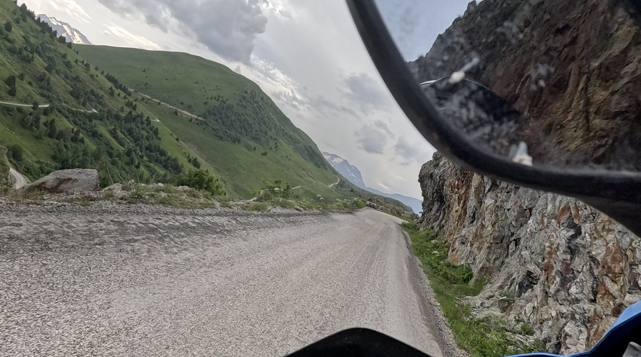 Schlechter Asphalt und teilweise Schotter zeichnen die Abfahrt vom Col de Sarenne Richtung Alpe d'Huez.