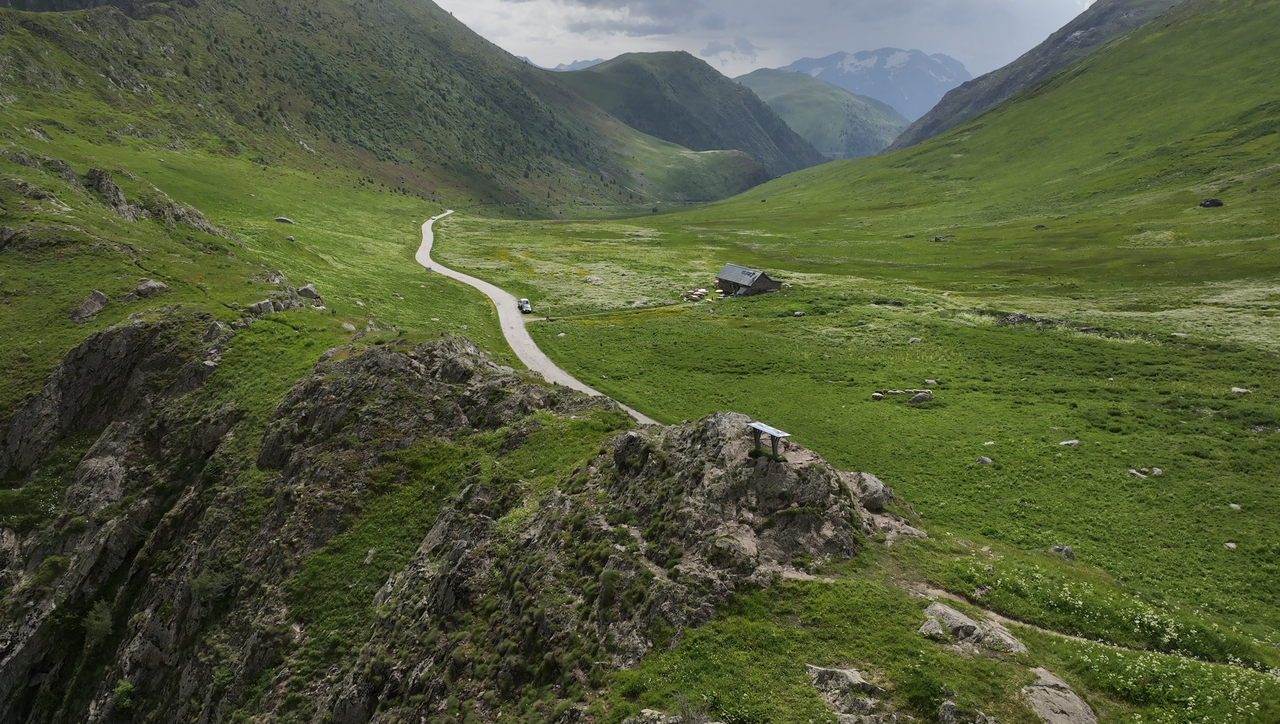 Der Col de Sarenne, 1999 Meter – kurvig und wenig befahren auf der Ostrampe.