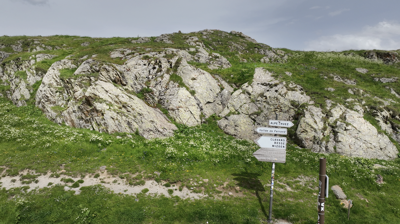 Die Passhöhe des Col de Sarenne, 1999 Meter hoch gelegen.