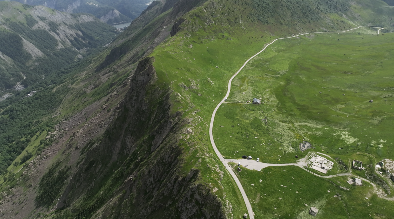 Die Passhöhe des Col des Sarenne liegt unterhalb eines Bergkamms, an die Strecke etwa einen Kilometer entlang führt. Am Bergkamm gibt es einen Aussichtspunkt.