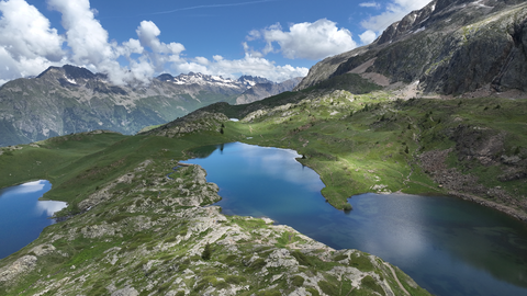 Die Westrampe des Col de Sarenne führt vorbei an der Abzweigung zu dem malerisch gelegenen Lac Besson.