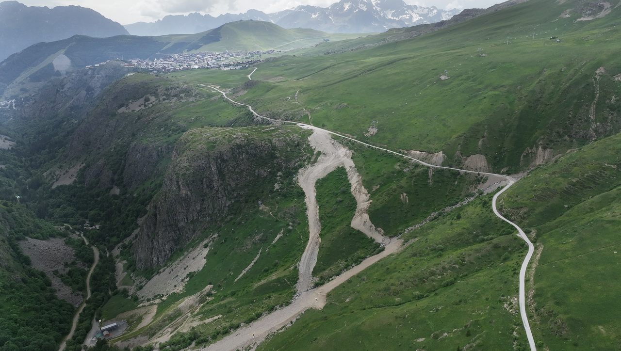 Col de Sarenne, Westrampe mit Blick auf Alpe d'Huez. Dieser Teil der Strecke ist geschottert.