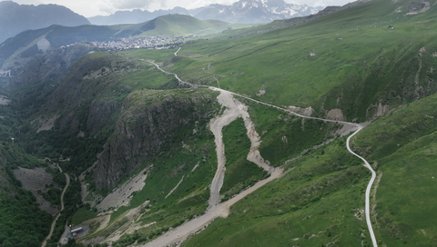 Col de Sarenne, Westrampe mit Blick auf Alpe d'Huez. Dieser Teil der Strecke ist geschottert.