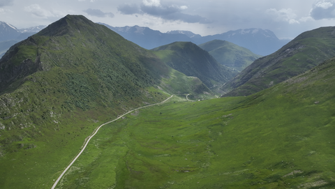 Die Westrampe des Col de Sarenne ab der Passhöhe. Die Strecke führt nach Alpe D'Huez. Eine Abzweigung führt zum Col de Cluy (1796 Meter, Offroad).