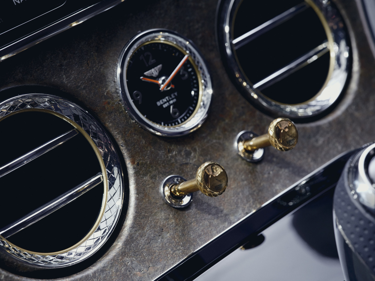 Außergewöhnliche Frauen komponieren ihren harmonischen Bentley.