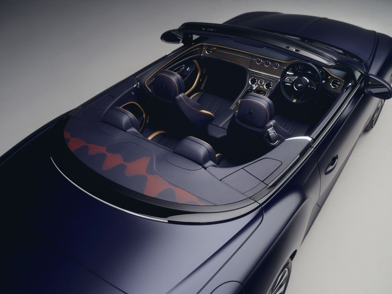 Außergewöhnliche Frauen komponieren ihren harmonischen Bentley.