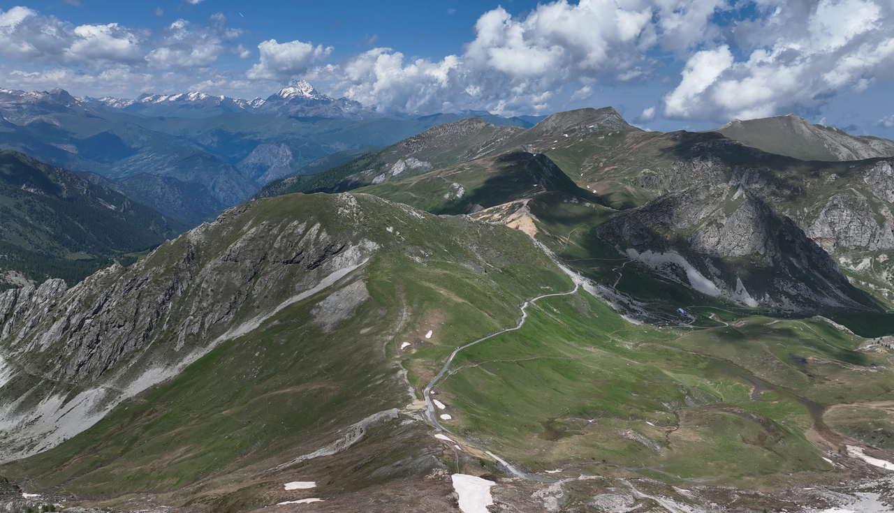 Blick entlang des Gebirgskamm des Colle Fauniera, Richtung Norden. Innerhalb eines Kilometers liegen hier die Alpenpässe Colle Vallonetto und Colle d'Esischie.
