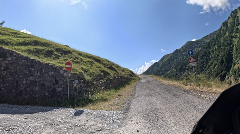 Auf der Südrampe ist ein Teilstück einspurig. Die Rampe hinunter ist geschottert. Hier die Einmündung.