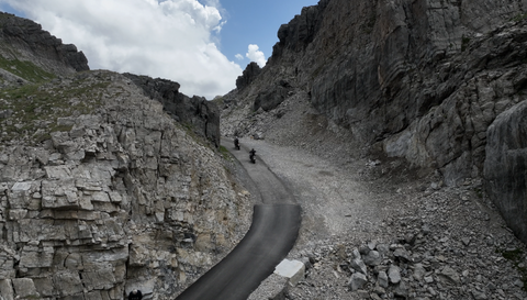 Die Südrampe des Colle Fauniera – kurz unterhalb der Passhöhe fährt man durch diesen Durchbruch – das sicherlich beliebteste Fotomotiv.