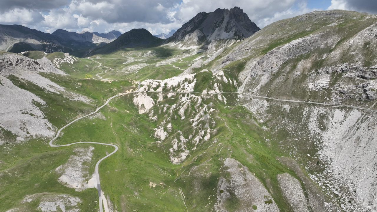 Die Südrampe das Colle Fauniera mit Blick auf die Abzweigung zum Colle Valcavera – hinein in das Maira-Stura-Gebiet.
