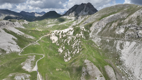 Die Südrampe das Colle Fauniera mit Blick auf die Abzweigung zum Colle Valcavera – hinein in das Maira-Stura-Gebiet.